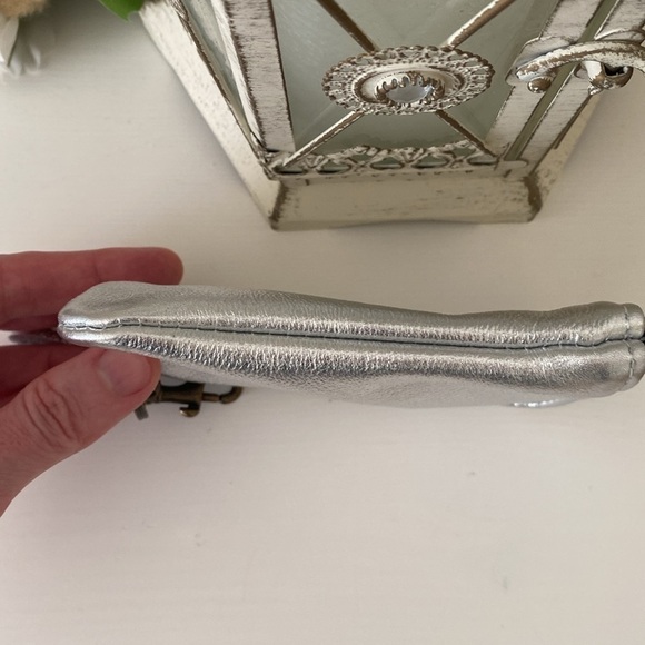 Jilly Designs Zip Around Wallet Pouch Wristlet Silver Metallic / Antique Brass - Picture 11 of 14